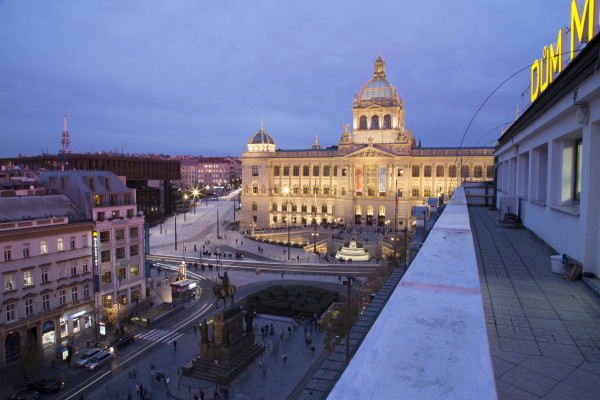 Pohled na Národní muzeum z terasy Domu Módy