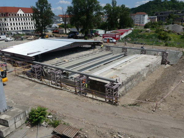 Installation of the first new prestressed beams in June 2022