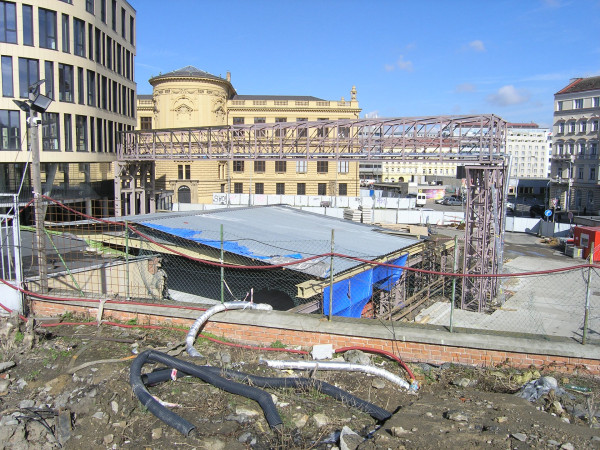 Mobile hall under the construction for bridging of engineering networks