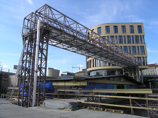 Mobile hall under the structure for bridging of engineering networks