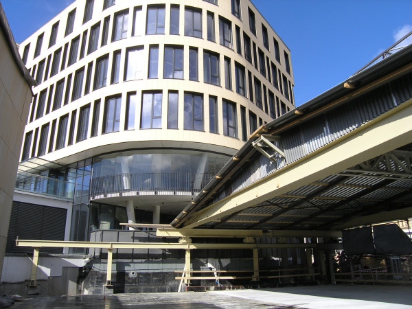 Positioning of the mobile hall track on pre-prepared consoles on the building