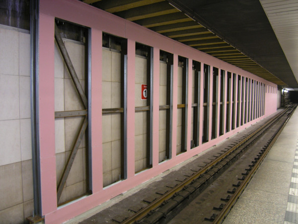 Protipožární obklad konstrukce pro podepření stropu nad nástupištěm