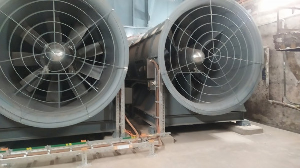 Dva velkokapacitní ventilátory, které pomáhají udržovat cirkulaci vzduchu ve stanici. Foto: David Zima (Blesk)