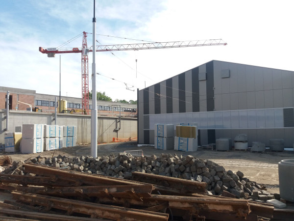 Hala odstavů a údržby nad novou opěrnou zdí budovy vrchní stavby
