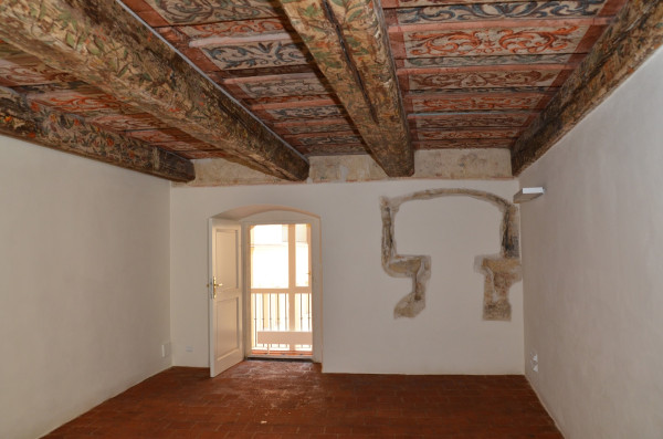 Původní podlaha, malovaný strop a sedilé
