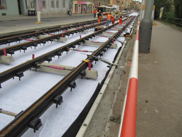 Mounting the rails before concreting support slab