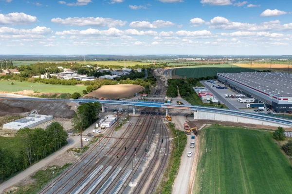 Nový silniční nadjezd ve Mstěticích a pokračující výstavba přeložky tratě směrem na Čelákovice. Foto: Správa železnic