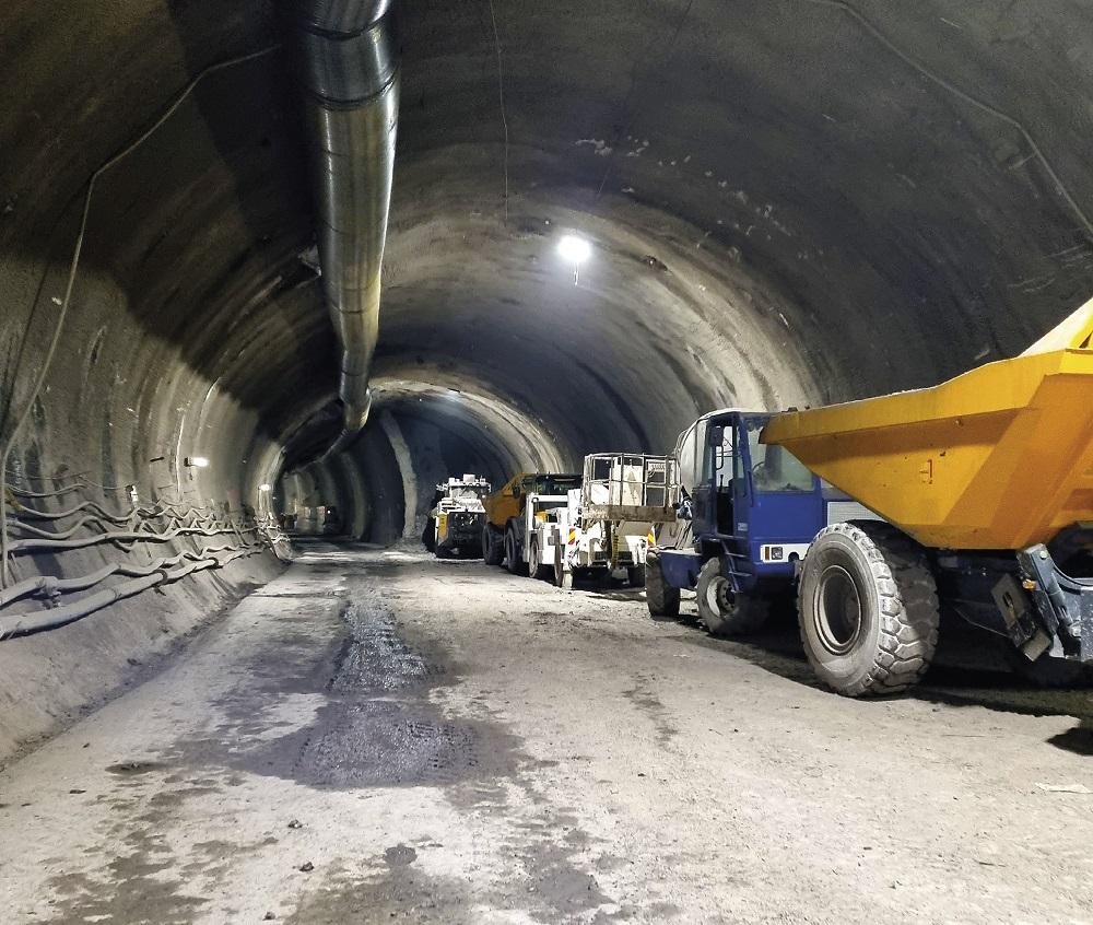 Dvojkolejný traťový tunel u stanice Pankrác - dokončená ražba